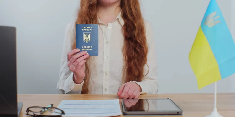 Блакитна карта ЄС: хто може її отримати у 2025 році