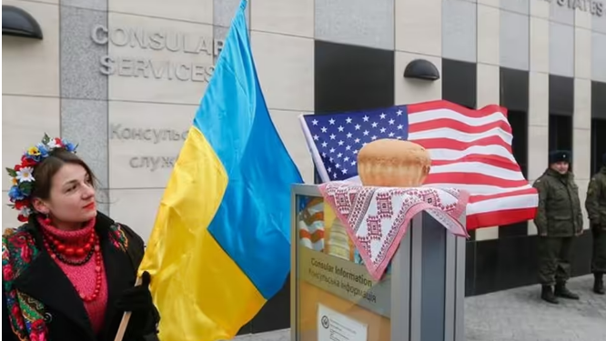 Чи доведеться українським біженцям у США пакувати валізи за президенства Трампа? – відповідь дипломата