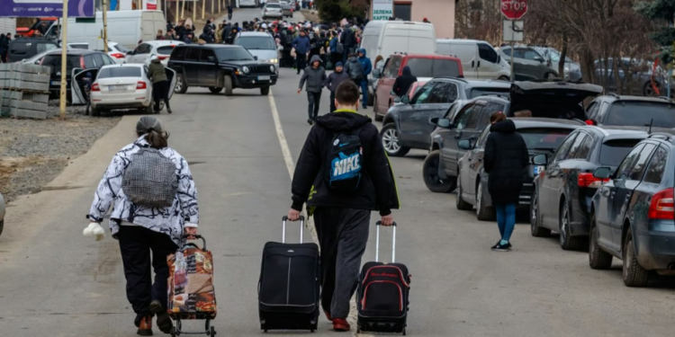 Що чекає українців у Польщі — штрафи, зарплати і виплати в лютому