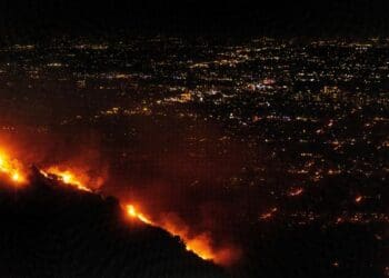 Пожежа у Лос-Анджелесі не вщухає, є ризик поширення вогню