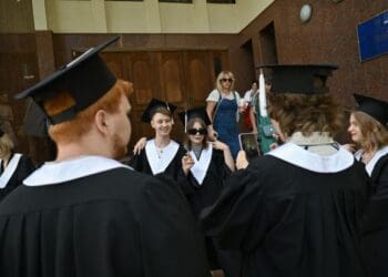 Вища освіта в Україні та Польщі. Скільки коштує навчання і які спеціальності мають попит