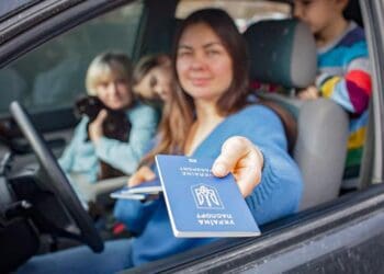 Виїзд за кордон опікунів дітей, позбавлених батьківського піклування: що потрібно знати в 2025 році