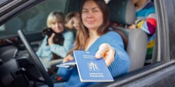 Виїзд за кордон опікунів дітей, позбавлених батьківського піклування: що потрібно знати в 2025 році