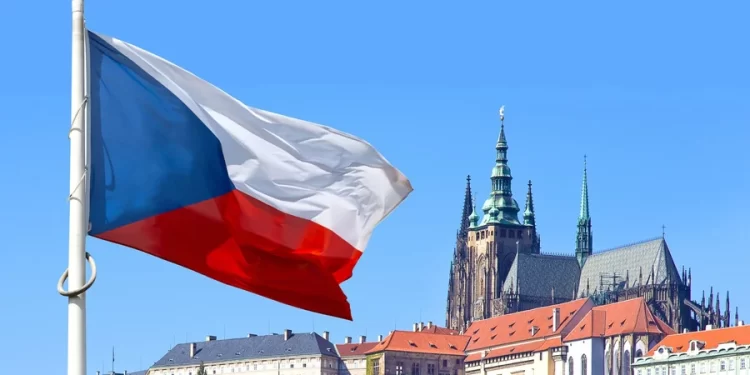 Допомога для українців у Чехії 2025: скільки грошей можна отримати та як подати заявку