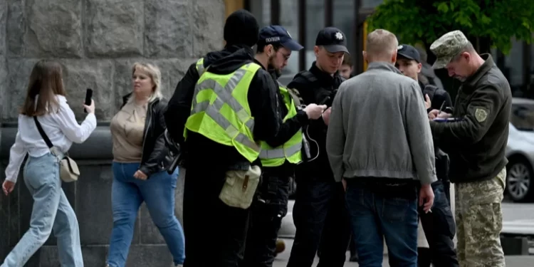 Українці за кордоном зможуть отримати бронь від мобілізації дистанційно: як працюватиме