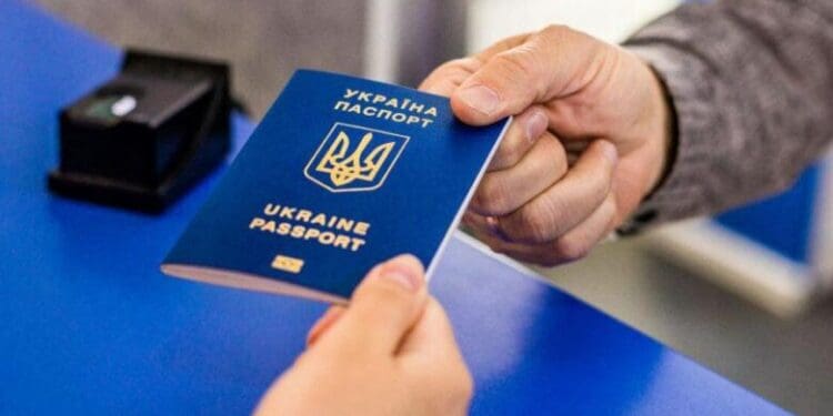 МВС врегулювало новий порядок отримання паспортів для чоловіків за кордоном