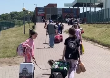 Поляки вимагають припинити допомогу українським біженцям