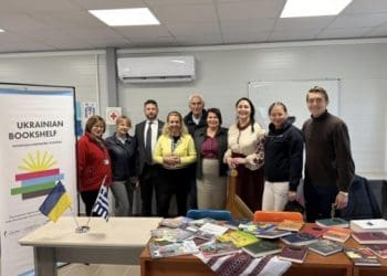 «Українську книжкову поличку» відкрили в таборі для біженців у Греції