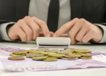 Українці за кордоном мають платити податки: які ставки та як подати декларацію