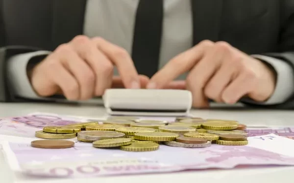 Українці за кордоном мають платити податки: які ставки та як подати декларацію