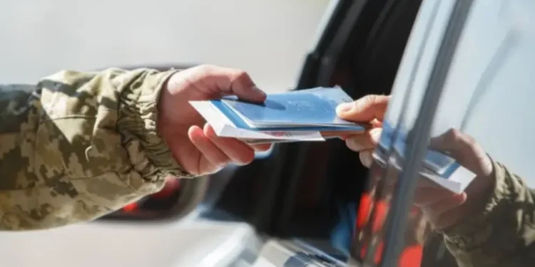 Хто з чоловіків може виїжджати за кордон з України у 2025 році: повний перелік