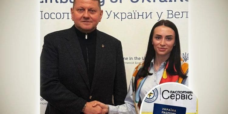 Валерій Залужний анонсував запуск паспортного сервісу у Великій Британії, який допоможе українським біженцям