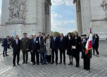 Біля Тріумфальної арки в Парижі провели акцію до роковин Чорнобильської катастрофи