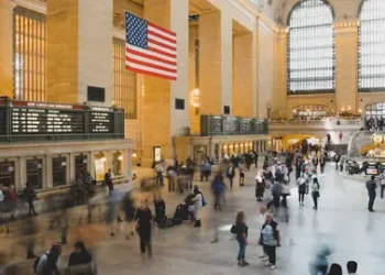 Хто з мігрантів має виїхати зі США і чи стосується це українців