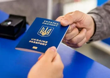 Як чоловікам отримати паспортні документи за кордоном: роз’яснення МВС