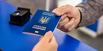 Як чоловікам отримати паспортні документи за кордоном: роз’яснення МВС