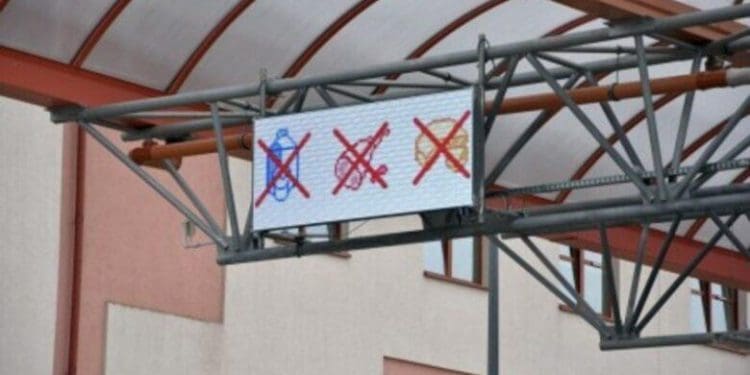 Що варто знати українцям про перевезення продуктів через митницю