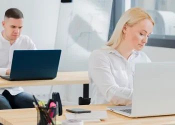 Польща змінює правила гри на ринку праці: що чекає українців і місцевих безробітних