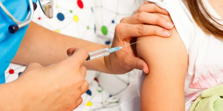 Вакцинація українських дітей у Польщі у 2025 році: нові правила, обов’язки батьків і штрафи