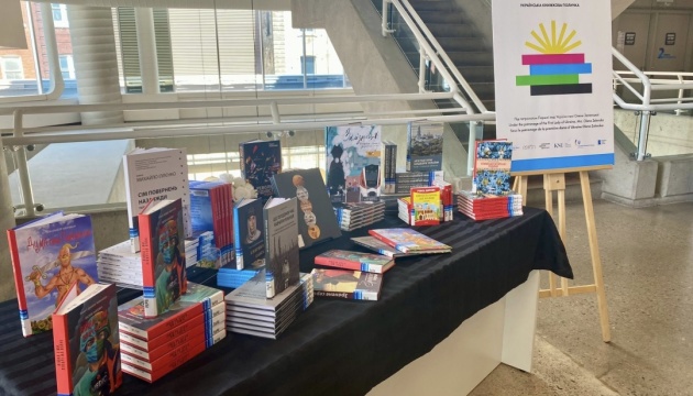 У Канаді з’явилася шоста Українська книжкова поличка