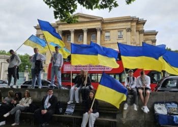 Тисячі людей вийшли на Марш вишиванок у Лондоні на підтримку викрадених Росією дітей