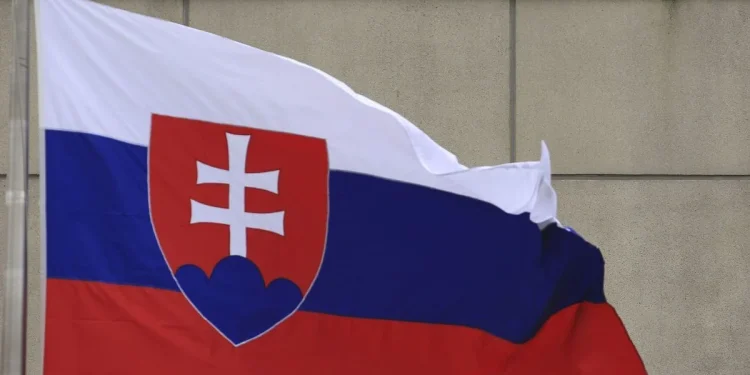 Українські біженці в Словаччині принесли бюджету вдвічі більше, ніж отримали допомоги — урядове дослідження