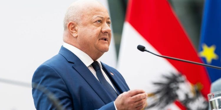 Канцлер Австрії проштовхує реформу системи надання притулку в ЄС