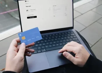 Поповнення банківської картки за кордоном: 3 найпопулярніші способи