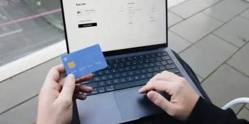 Поповнення банківської картки за кордоном: 3 найпопулярніші способи