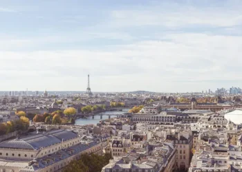 Перекус на сходах, перевезення сиру і не лише: 10 дивних заборон Франції, за які можуть покарати