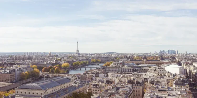 Перекус на сходах, перевезення сиру і не лише: 10 дивних заборон Франції, за які можуть покарати