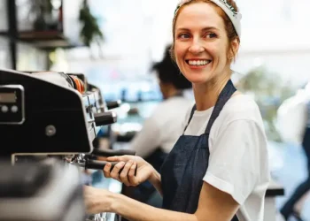 Сезонна робота на морі: кого шукають та скільки платять