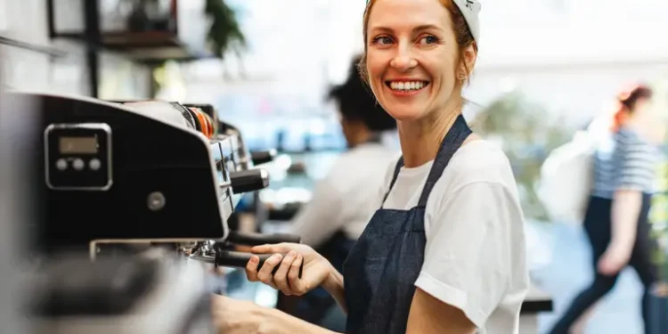 Сезонна робота на морі: кого шукають та скільки платять