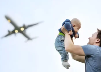 Чи потрібен дозвіл батька, якщо дитина їде з мамою за кордон по біометрії: що важливо знати українським біженцям