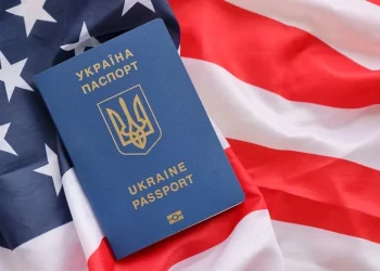 Підтверджено USCIS: українцям з U4U дозволять продовжувати гуманітарний пароль у США