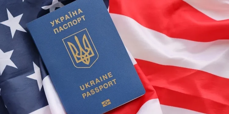 Підтверджено USCIS: українцям з U4U дозволять продовжувати гуманітарний пароль у США