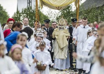 Червневі свята в Європі: що важливо знати українським біженцям про графіки роботи та вихідні дні