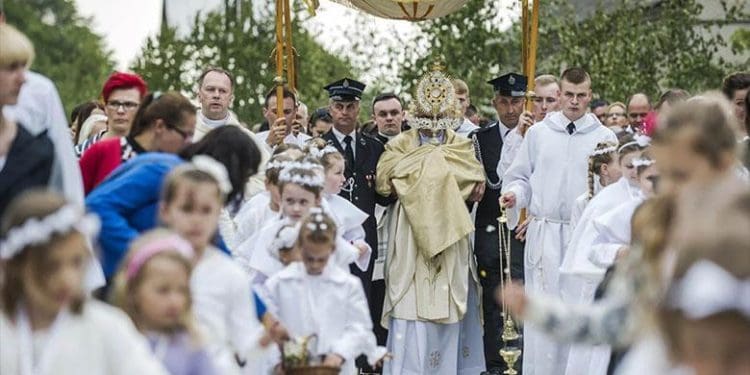Червневі свята в Європі: що важливо знати українським біженцям про графіки роботи та вихідні дні