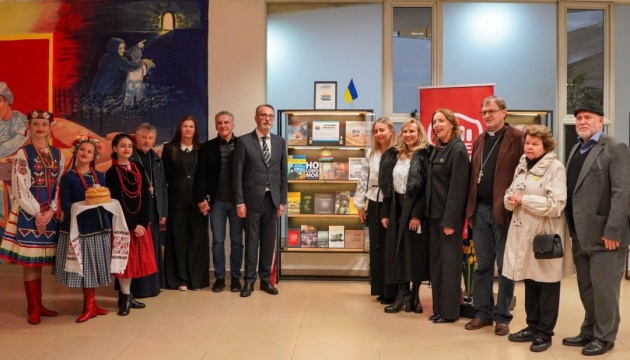 «Українську книжкову поличку» відкрили у Парагваї
