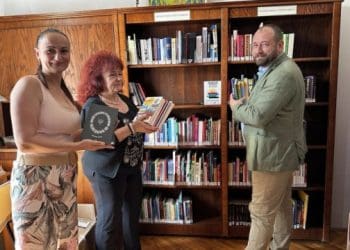 В Угорщині відкрили нову «Українську книжкову поличку»