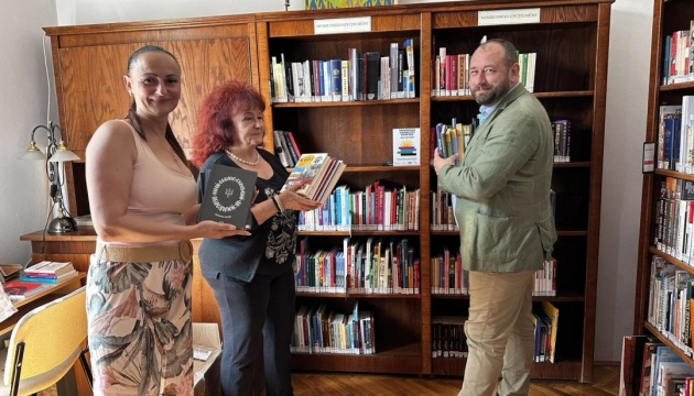 В Угорщині відкрили нову «Українську книжкову поличку»