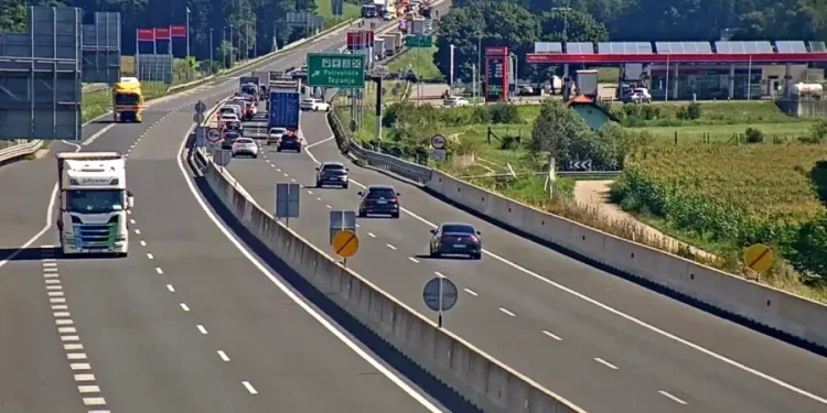 У Словенії в ДТП загинуло 5 українців: фургон на швидкості врізався у вантажівку