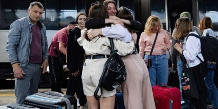 В Україну щопівроку повертаються близько 100 тисяч українців: як і чому відбувається зворотна міграція