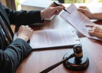 Право на відстані: як українські біженці можуть отримати юридичну допомогу за кордоном