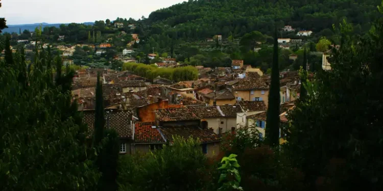 У французькому містечку продають будинки за 1 євро: як завжди, є “але”