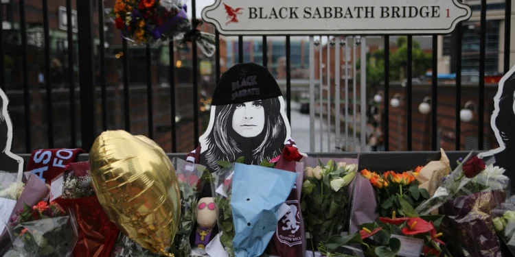 “Українські шахраї заробляли на смерті Оззі Осборна”: новий фейк роспропаганди