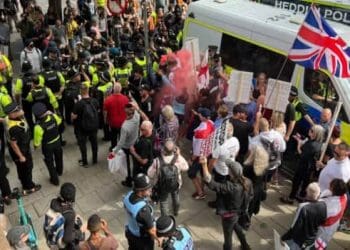 Противники розселення шукачів притулку в готелях провели акції по всій Британії