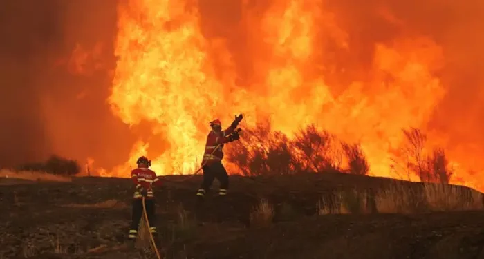 «Схоже на кінець світу». У Європі триває евакуація через масштабні пожежі у декількох країнах