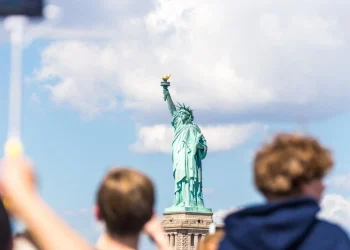 Українців можуть арештувати або депортувати через втрату правового статусу в США, – WSJ