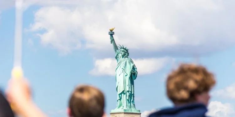 Українців можуть арештувати або депортувати через втрату правового статусу в США, – WSJ